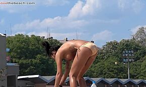 Fidanzata tettona mostra corpo perfetto in spiaggia pubblica