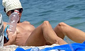 Naga brunetka kuca na plaży, wygląda cholernie gorąco