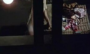 Surowy film dla dorosłych z lat 70. z dziką lesbijską akcją na zewnątrz