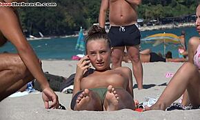 햇볕에 탄 18+ 미녀가 해변에서 완벽한 가슴 드러내다