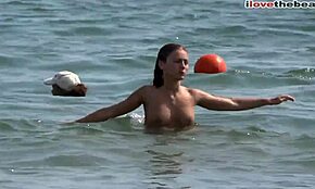 Hé bébé, t'as l'air chaude à jouer topless dans l'eau comme ça ?