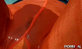 유럽 여친 스타킹 입고 스트립, 젖은 탄력 엉덩이 보여줘