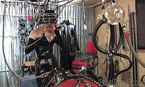 دومينا بلوند في لاتكس تربط عبدتها بآلة ضخ