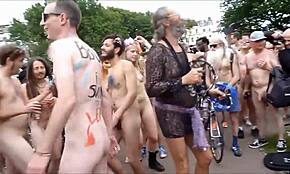 业余辣妹在2015布莱顿世界裸体自行车赛全裸