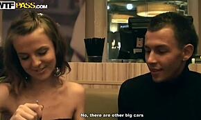 Copine Russe Joueuse se Fait Séduire par un Dragueur Beau Parleur