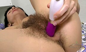 Pepek Berbulu Cantik Kongkek Diri Kuat di Katil