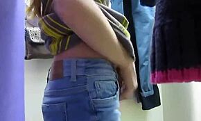 Rejtett kamera elkapja a szőke tini 18+ vetkőzést az öltözőben a buborék seggel