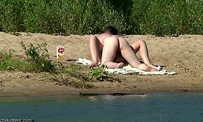 Вау, молодая пара 18+ жестко трахается у воды на пляже! 🌊