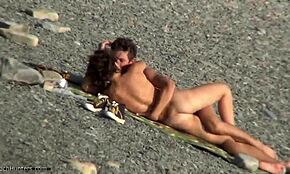 Ne morem verjeti, da sva imela žličkanje seks na plaži z mojo punco