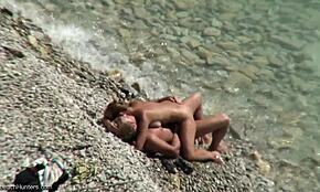 Jsem tak do toho blowjobu, co se změní v divoký veřejný sex na pláži.