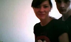 Kráska v šatách odhaľuje svoju hladkú webkamerovú čaru