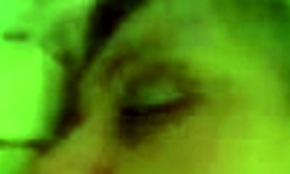 Ξανθιά γκόμενα γαμάται σκληρά σε τεράστιο κρεβάτι! 😜