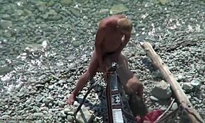 Verdammt, der gut bestückte Typ fickt die geile Schlampe am felsigen Strand nach dem Nacktbaden