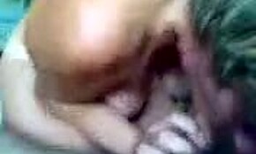 Коротковолосая загорелая MILF глубоко сосёт хуй