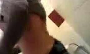 Yo, kolla den här stora frisyr tjej 18+ strippas. Hon blir vild på toaletten nu.