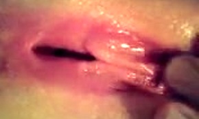 Roztažená kundička vystavená zblízka v amatérském videu prstování přítelkyně