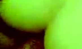 Stor stjärt hora fick det hårt bakifrån medan hon sov i sängen.