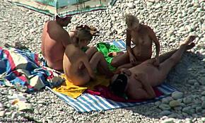 Bezostyšná skupinka čtyř nudistů chycena na skryté plážové kameře