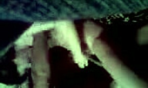 Tamnokosa zrela žena otkriva svoje vruće telo na skrivenoj kameri