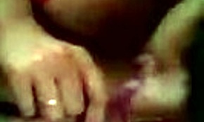 Dojrzała brunetka ostro ssie małego 18+ kutasa, palcuje wielkie wargi cipki close-up