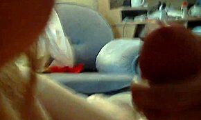 Pijana amatorka drażni i bawi się małym kutasem