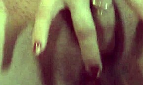 Риђокоса школарка 18+ ћаска онлајн док користи играчке