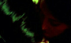 Két biszexuális szépség mohón szop és lovagol egy apró 18+ 18+ faszt az mmf hármasban