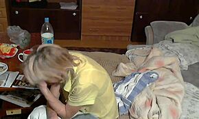 Trashy Blondine Ryger Topløs I Vild Visning