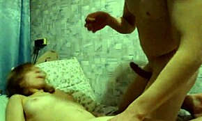 בלונדינית חובבנית עם רגליים סקסיות לוקחת את זה חזק