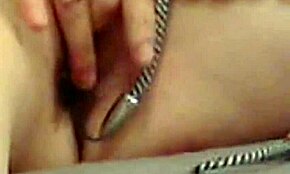 Apró cicis dögös csaj izgatja és játszik a nedves puncijával