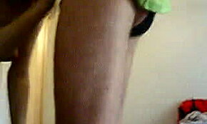 Blonde amateur vriendin zuigt haar vriendjes enorme lul op camera