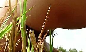 Blizu posnetki tesne pičke, ki kaplja v travi 🌿