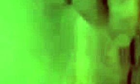 Hei, sjekk denne kortklipte amatøren som viser sin trimma fitte på kamera, vil du se mer?