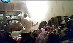 Mørkhåret babe spreder ben for stud