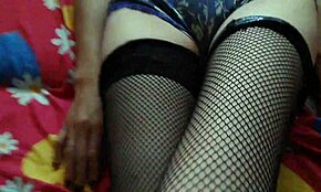 Sexig rödtoppad i fisknät blev full på festen. Hon slutade med att onanera ensam i sitt rum.