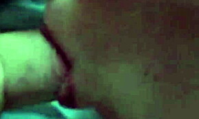 热辣业余美女嘴唇吸大鸡巴，近距离射脸上