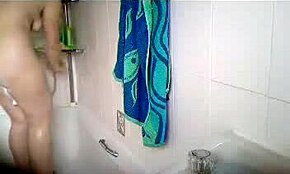 Owłosiona dziura dziwki masturbuje się jak szalona pod prysznicem!