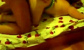 Mršava kurva sa velikom guzom jebe se u pozi psa