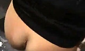 Ej, vidi ovu tetoviranu plavušu kako jaše ogroman kurac na kameri u divljoj javnoj akciji!