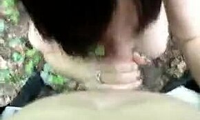 สาวบรูเน็ตต์ดูดและโดนเย็ดหนักบนแคมในธรรมชาติ