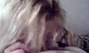 Ta kręcona blondynka ssie małego kutasa 18+ w POV 😏