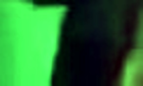 Brunetta amatrice ninfomane si scopa con bottiglia all'aperto