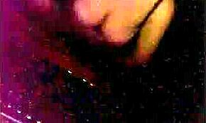 Zralá amatérka se svléká na webkameru, ukazuje velké kozy