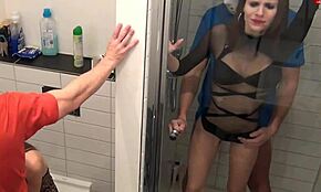 Yo, due coppie si scaldano in azione sesso bagno