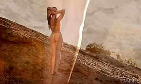 Dani Daniels masturbuje sama v poušti