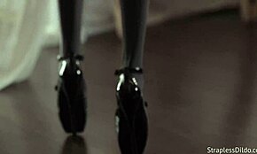 性感金发芭蕾舞女郎被黑发女郎在床上挑逗