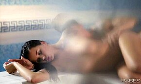 Pequena morena 18+ com amante tatuado transando