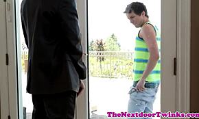 Твинки жестко трахаются в жопу солнечным днем у тропинки в парке. Им плевать, кто смотрит.