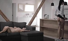 Amy Jean和Mia用假阳具激烈手指和操弄