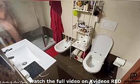 Шпијунирала сам момка док се туширао и мастурбирао, осећајући узбуђење